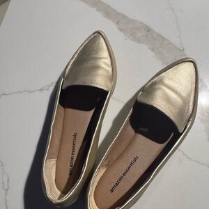 Amazon Essentials Women's Shiny Gold Flats